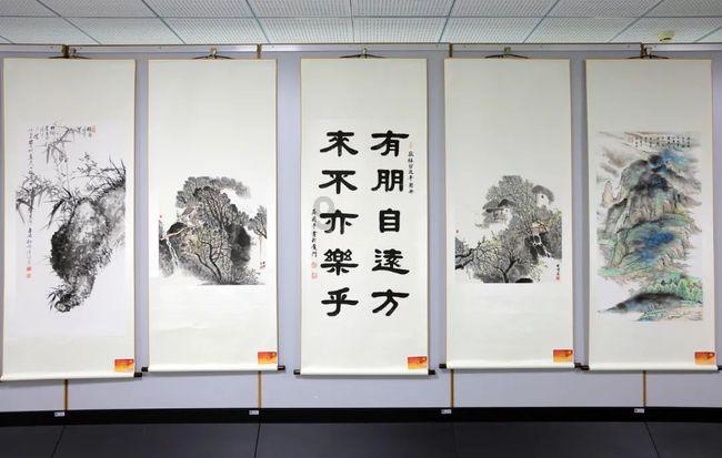 她们演尼姑，是真把头发剃光了，又敬业又努力，颜值也是真扛得住